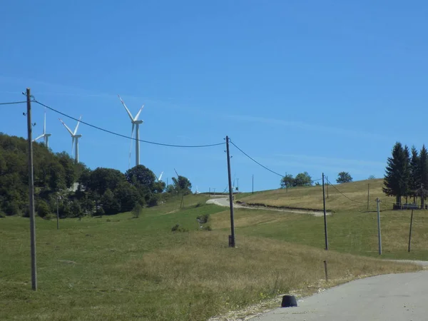 Várias Turbinas Eólicas Topo Montanha — Fotografia de Stock