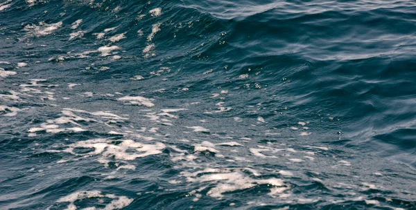 Κύματα Στην Ταραγμένη Θάλασσα — Φωτογραφία Αρχείου