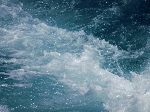 汹涌大海中的波浪 — 图库照片