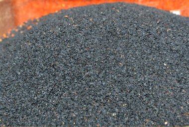 Plastik kutuda ay çekirdeği var, diğer baharatların arasında.