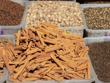 Nutmeg, tarçın, karanfil ve karışık karabiber plastik kutularda