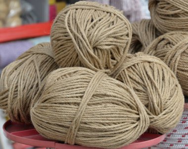 İstanbul 'da, sokak pazarında, pazarda ipler.