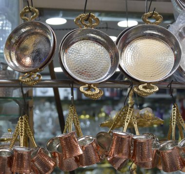 İstanbul pazarında tencere ve kahve tencereleri