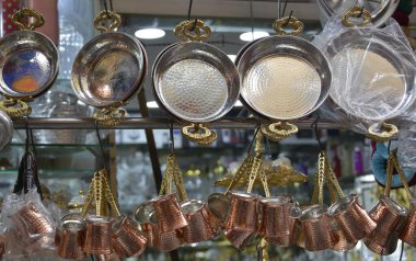 İstanbul pazarında tencere ve kahve tencereleri
