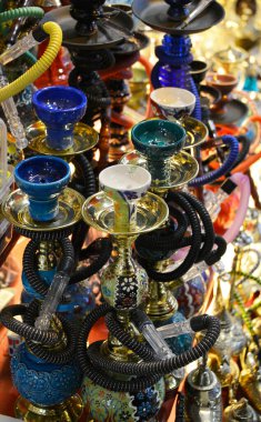 İstanbul pazarında renkli nargile