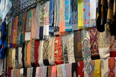 İstanbul pazarında renkli ipek, kaşmir veya pamuk fular ve mendiller