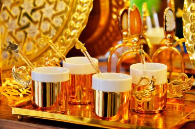 Çarşıda çay ve kahve aksesuarları.