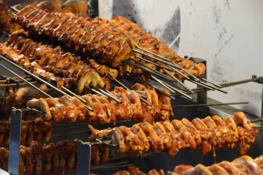 Fırında tavuk kanadı doğrayın.