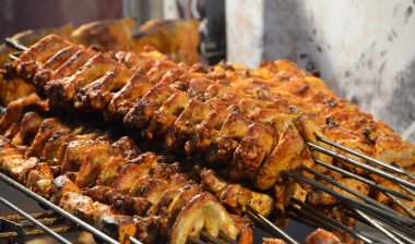 Fırında tavuk kanadı doğrayın.