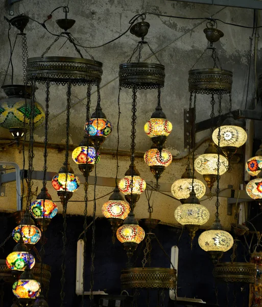 Πολύχρωμοι Πολυέλαιοι Λάμπουν Στο Σκοτάδι Στο Παζάρι Της Κωνσταντινούπολης — Φωτογραφία Αρχείου