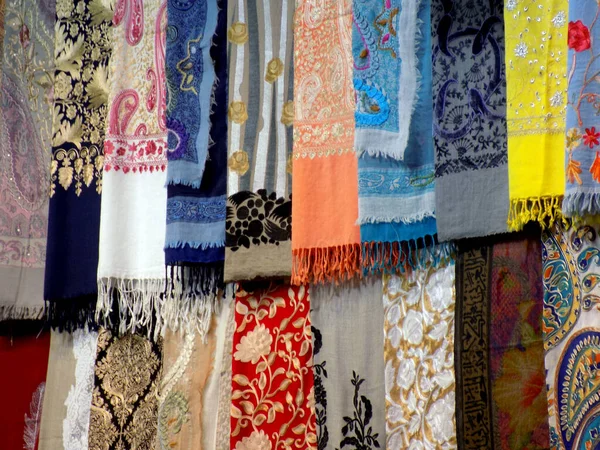 Colorful Silk Cashmere Cotton Scarves Kerchiefs Istanbul Bazaar — Stock Photo, Image