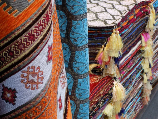 Красочная Ткань Одеяла Скатерти Наволочки Базаре — стоковое фото