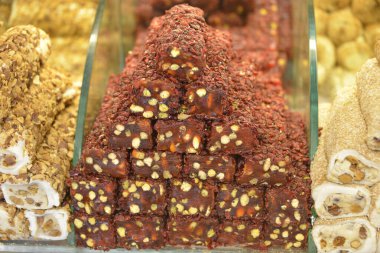 İstanbul 'daki sokak pazarındaki pazarda çeşitli Türk lokumu ruloları