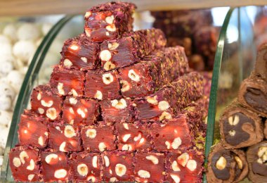 İstanbul 'daki sokak pazarındaki pazarda çeşitli Türk lokumu ruloları