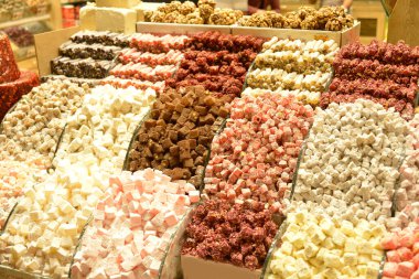 İstanbul 'da sokak pazarında çeşitli Türk zevkleri