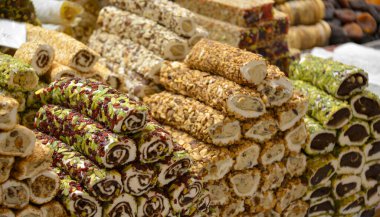 İstanbul 'daki sokak pazarındaki pazarda çeşitli Türk lokumu ruloları