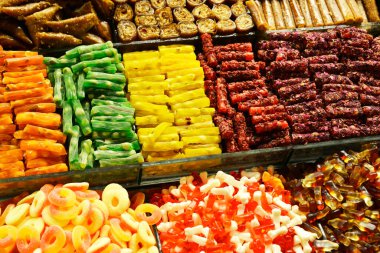 İstanbul 'daki sokak pazarında pazarlar Türk lokumu, kurutulmuş meyve, şeker ve diğer şekerlerle dolu