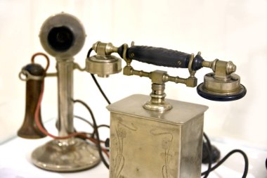 Masanın üzerine eski telefon