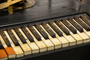 Elektrikli telgrafın parçaları.