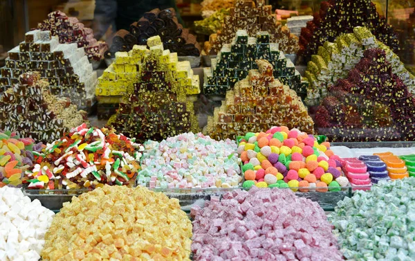 イスタンブールのストリートマーケットの市場の屋台 トルコ料理 ドライフルーツ キャンディー その他のお菓子がたくさんあります — ストック写真