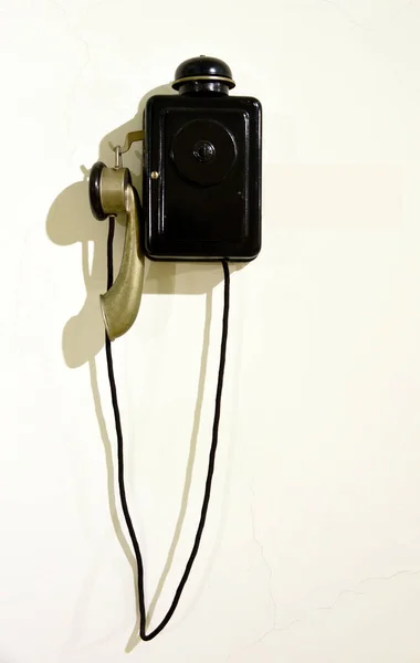 壁の古い金属製の電話 — ストック写真