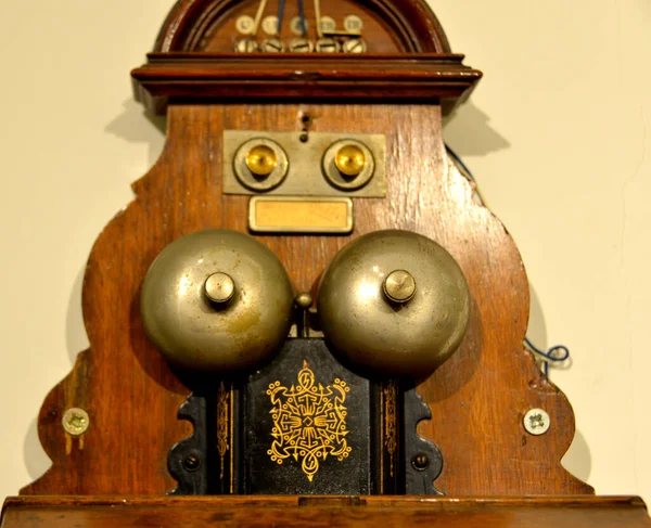 壁に古い木製の電話 — ストック写真