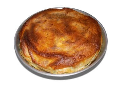 Güzel, metal pişirme tepsisinde pişmiş turta var.