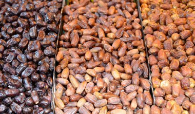 Pazar yerinde, İstanbul 'da sokak pazarında kurutulmuş tarih meyvesi