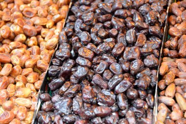 Pazar yerinde, İstanbul 'da sokak pazarında kurutulmuş tarih meyvesi