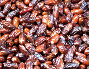 Arka plan olarak pazarda kurutulmuş tarih meyvesi