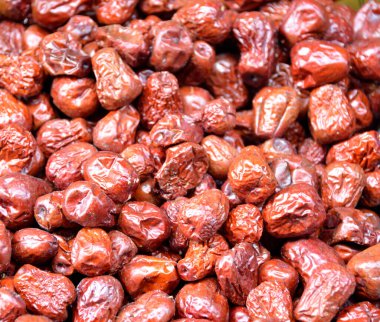 Arka plan olarak pazarda kurutulmuş tarih meyvesi