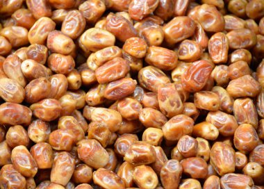 Arka plan olarak pazarda kurutulmuş tarih meyvesi