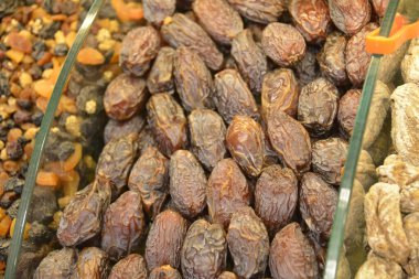 Pazar yerinde, İstanbul 'da sokak pazarında kurutulmuş tarih meyvesi