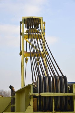 Marinadaki denizden tekne ve salları çekmek için vinç.