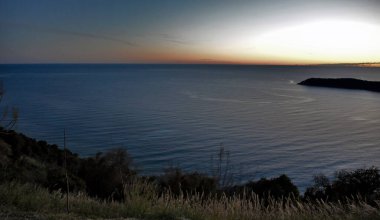 Gün doğumu (gün batımı) deniz kıyısında