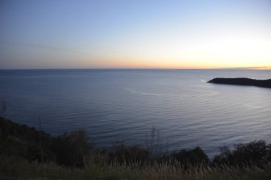 Gün doğumu (gün batımı) deniz kıyısında