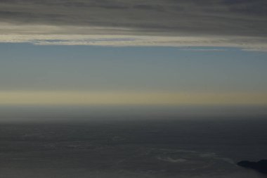 Deniz kıyısında fırtınalı gündoğumu (gün batımı)