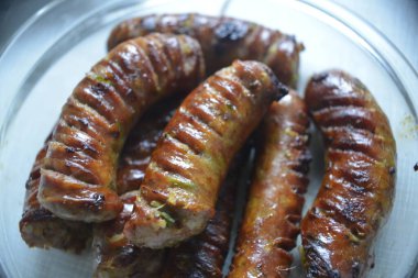 Kızarmış sosis tabakta