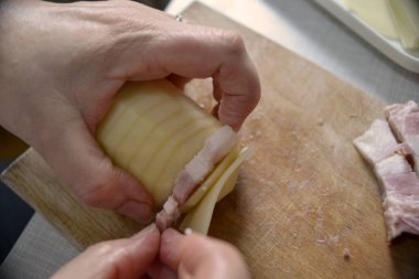 Aşçı doldurulmuş patates hazırlar.