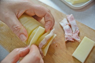 Aşçı doldurulmuş patates hazırlar.