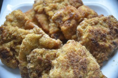 Tabakta kızartılmış et.