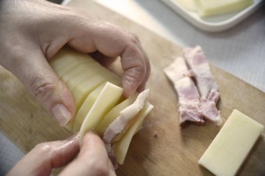 Aşçı doldurulmuş patates hazırlar.