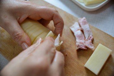 Aşçı doldurulmuş patates hazırlar.