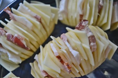 Pastırma ve peynirle doldurulmuş patatesler pişirmeye hazır.