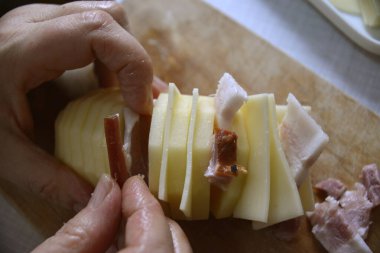 Aşçı doldurulmuş patates hazırlar.