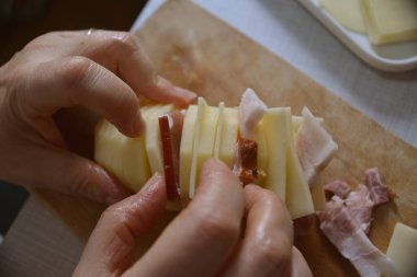 Aşçı doldurulmuş patates hazırlar.