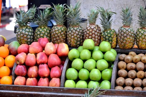 Orangen Granatäpfel Kiwis Äpfel Und Ananas Auf Dem Straßenmarkt Istanbul — Stockfoto