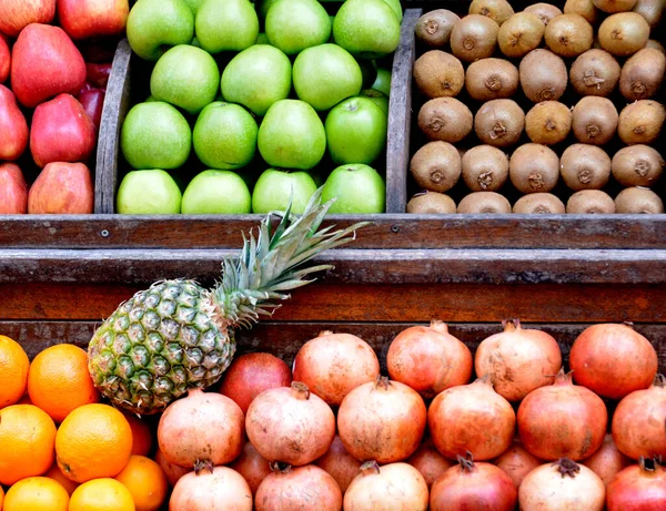 Pomarańcze Granaty Kiwi Jabłka Ananasy Rynku Ulicznym Stambule — Zdjęcie stockowe