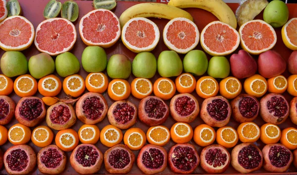 Granatäpfel Orangen Grapefruits Äpfel Kiwis Bananen — Stockfoto