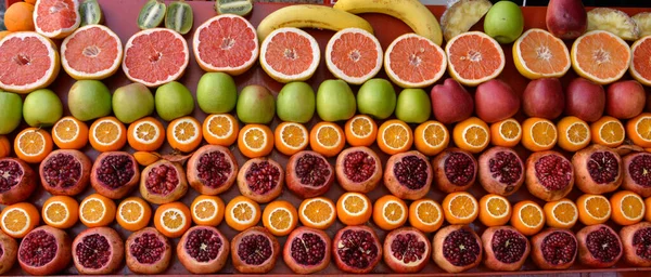 Granaty Pomarańcze Grejpfruty Jabłka Kiwi Banany — Zdjęcie stockowe